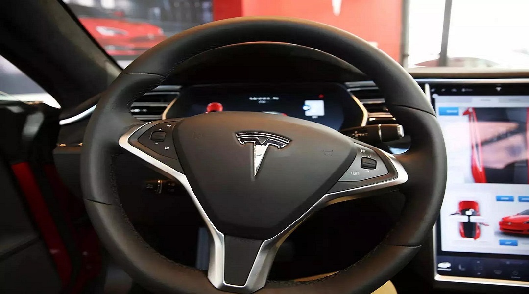 U.S. Auto Safety Regulators Opened For Tesla Steering Wheels That Come Off